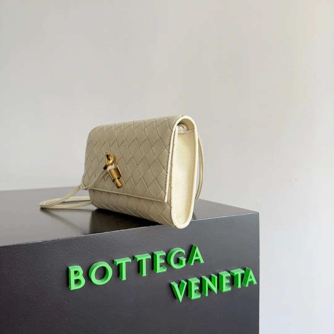 Batch 1560 Bottega Veneta 2025 early autumn series Andiamo handbag, a really good bag, mini crossbody bag, classic woven leather clutch, metallic button and rope closure, simple but not simple, elegant texture, elegant weaving attitude. Style number: 836940 Size: 19*12.6*2cm